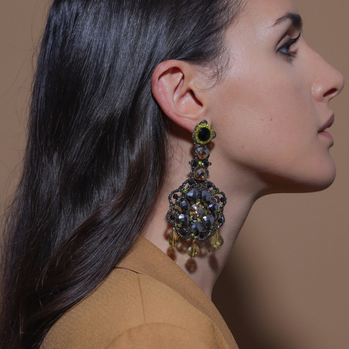 Orecchini Stardust in elegant design showcasing intricate beadwork and stunning details worn by a model.