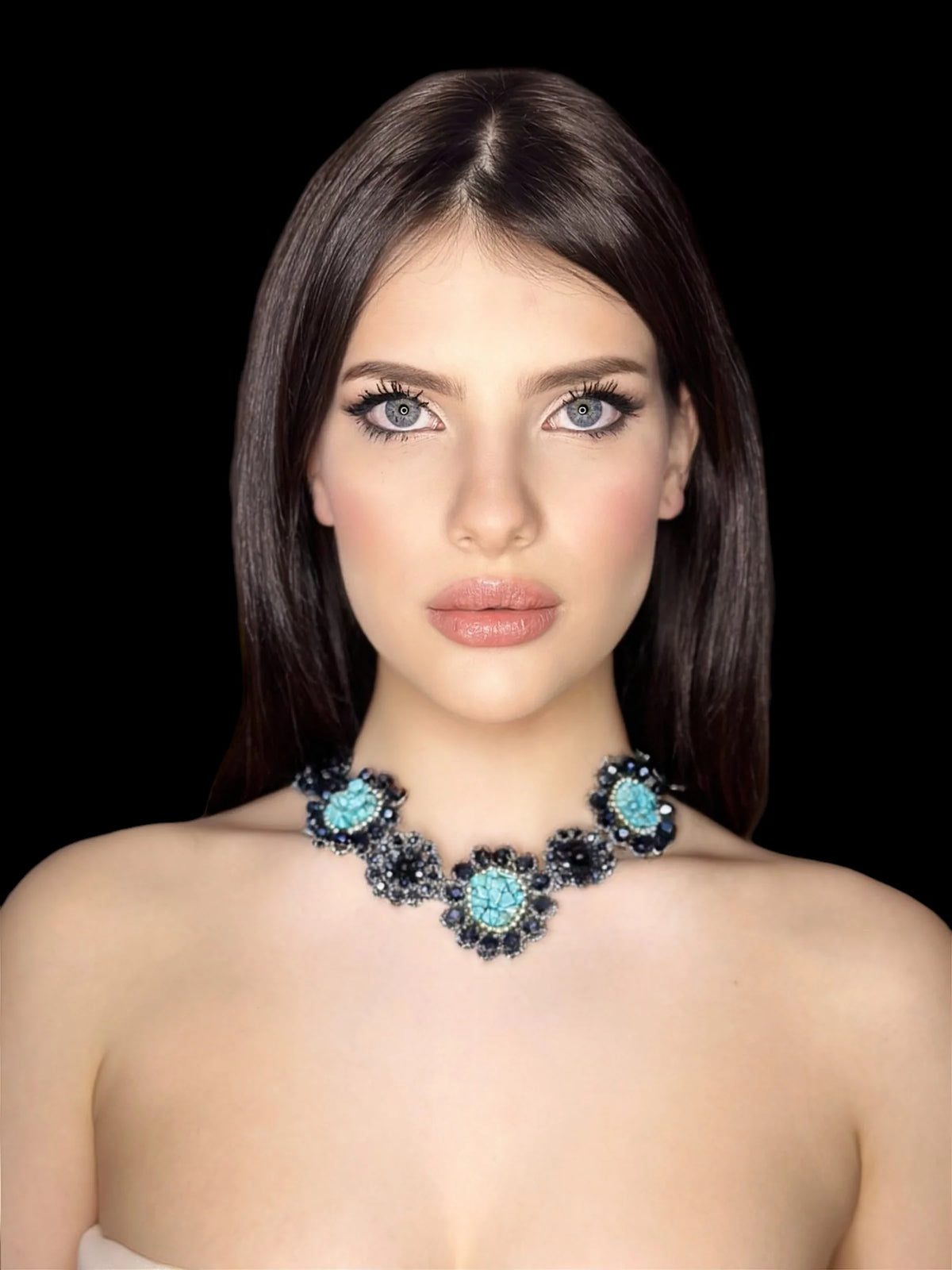 Modella indossa una splendida collana di fiori blu nella collezione Tutte Le Collane.