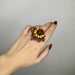Anello Fiammetta indossato, con cristalli rossi e gialli, design elegante e creativo, Made in Italy.
