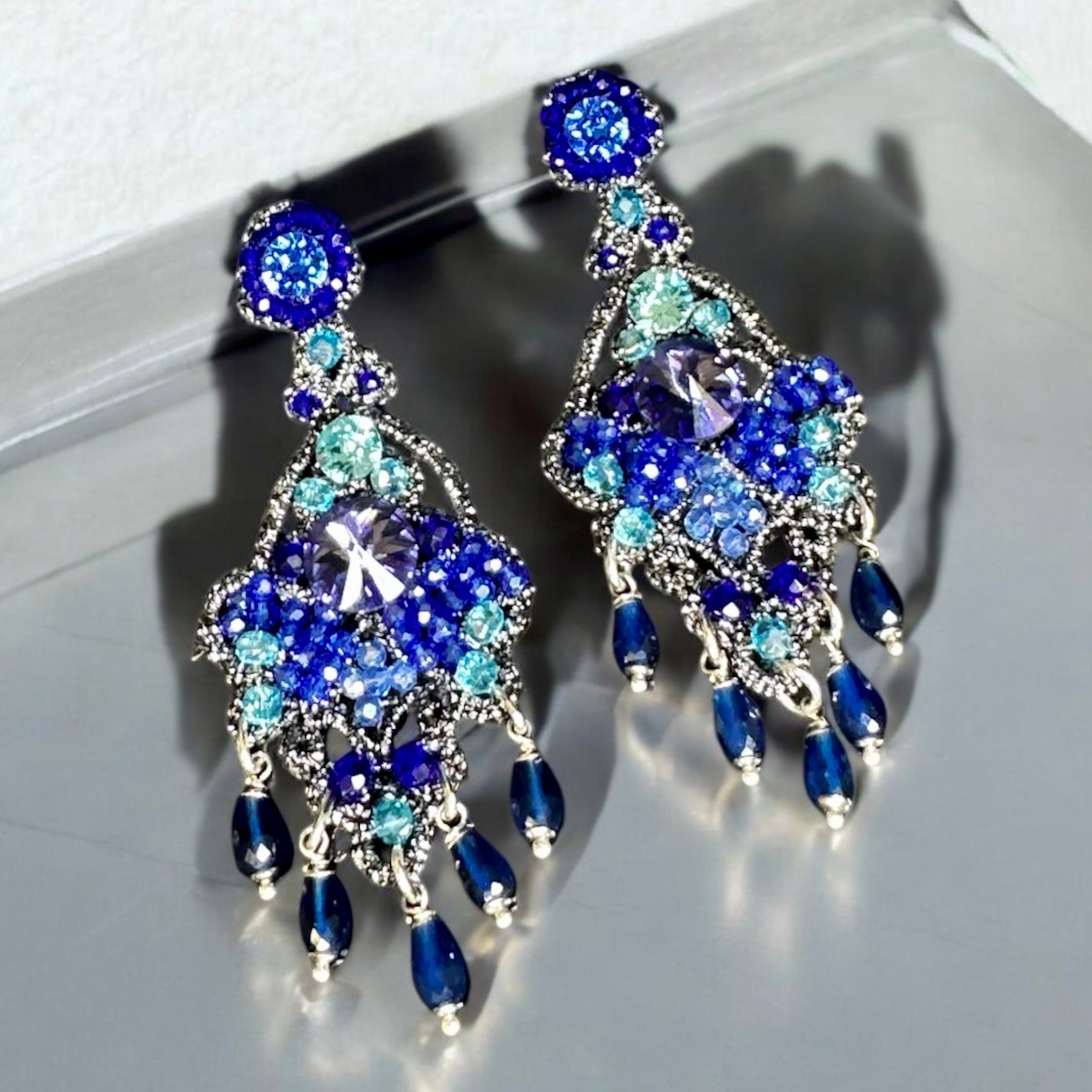 Blaue Iris-Ohrringe