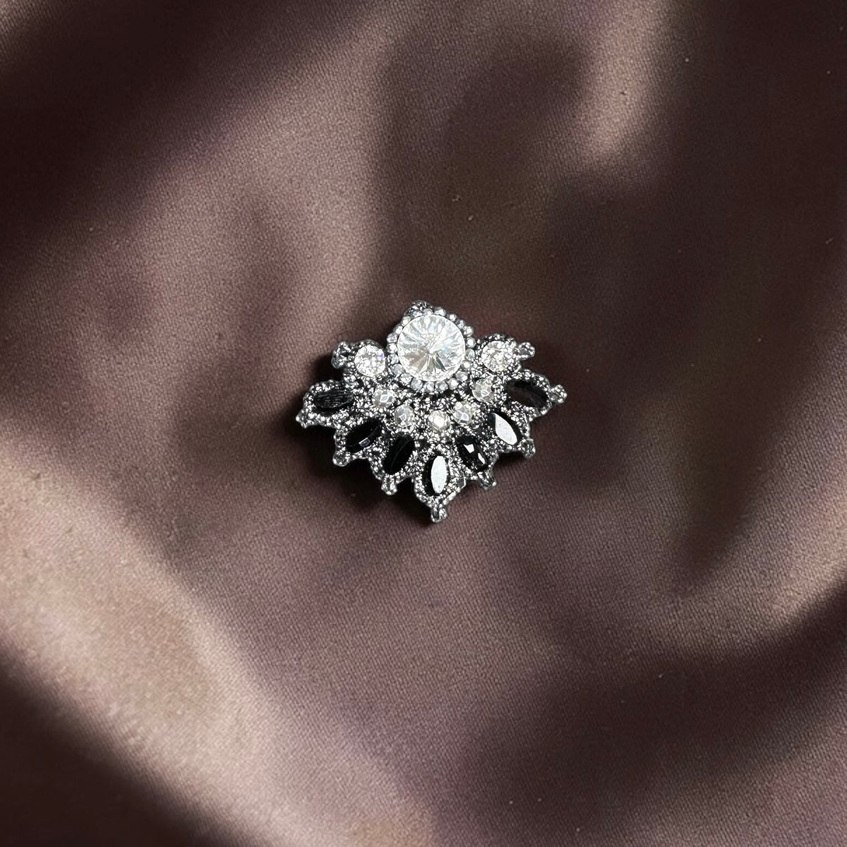 Spilla Miró in pizzo chiacchierino nero e argento con cristalli e Swarovski, dimensioni 4.5 cm, Made in Italy.