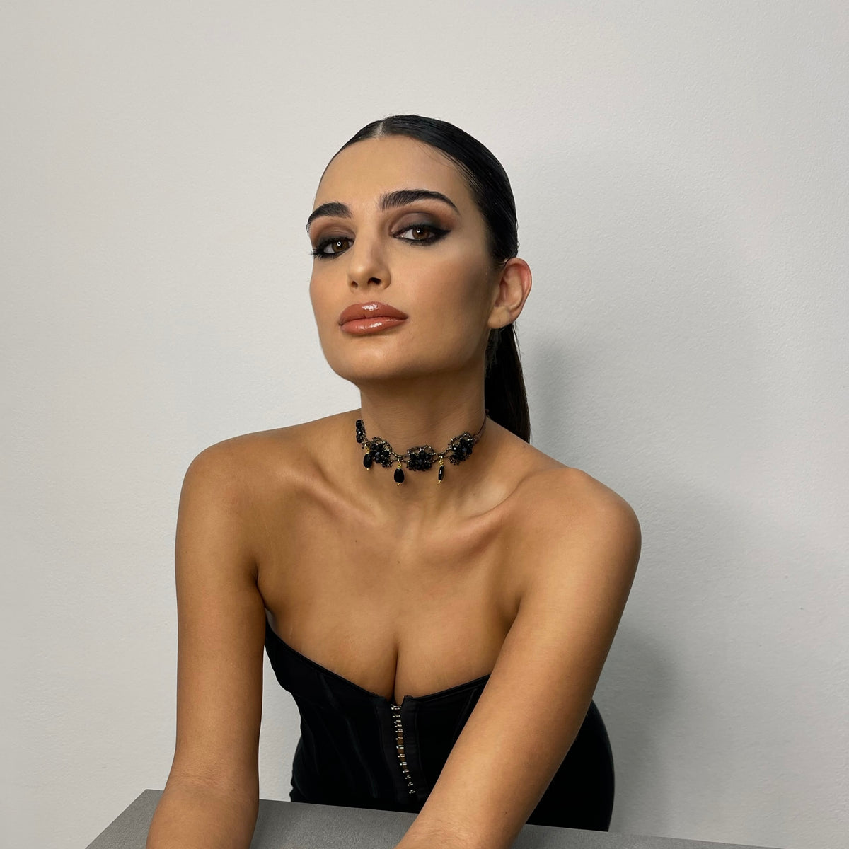 Modella con collana choker elegante, presenta un look sofisticato e alla moda.