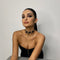 Modella con collana choker elegante, presenta un look sofisticato e alla moda.