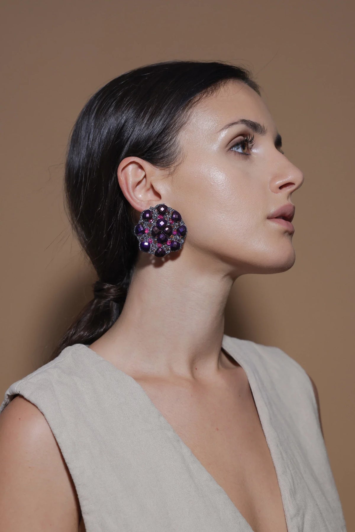 Elegantly showcasing statement earrings from the Collezione Capsule It Girl collection.
