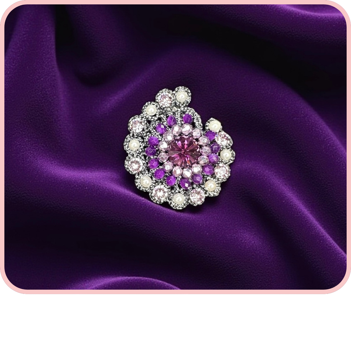 Spille - New Collection: Stunning brooch with colorful gemstones on purple satin.