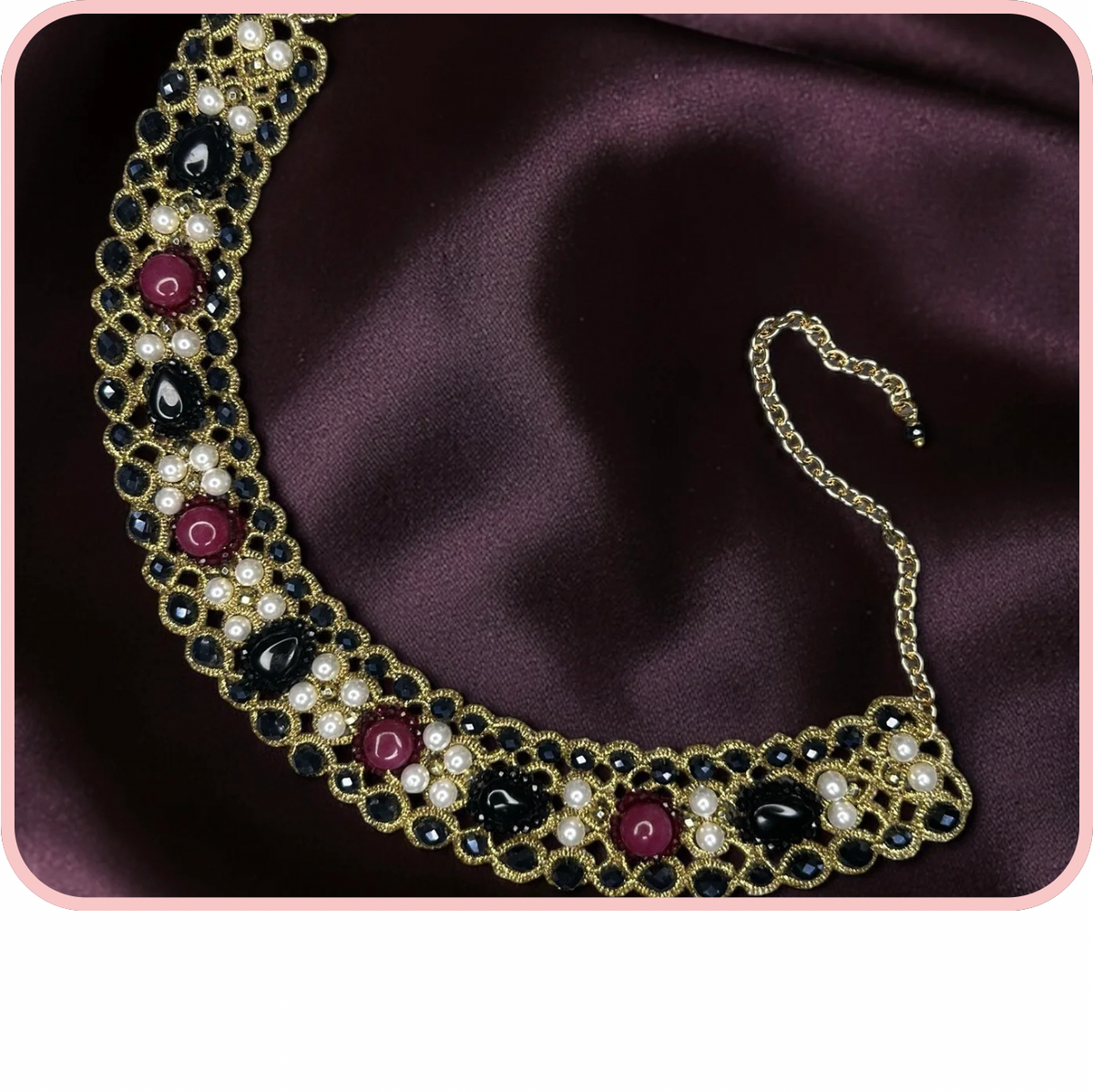 Collane - Spring New Collection: elegant necklace featuring pearls and colorful stones on a dark fabric background.