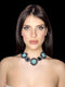 Modella indossa una splendida collana di fiori blu nella collezione Tutte Le Collane.