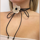 Choker camelia