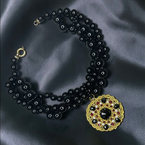 Collana Priscilla in onice con medaglia in pizzo chiacchierino oro, cristalli e perle, Made in Italy.
