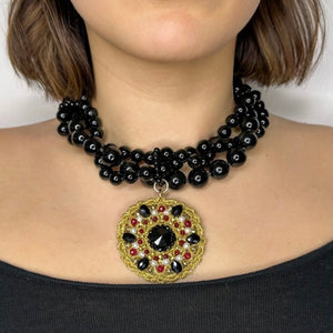 Collana Priscilla, collana in onice con medaglia in pizzo chiacchierino e perle Maiorca, Made in Italy.