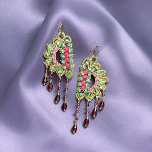 Orecchini Habibi, orecchini in pizzo chiacchierino con cristalli colorati, fatti a mano, dimensione 10.5 cm, Made in Italy.